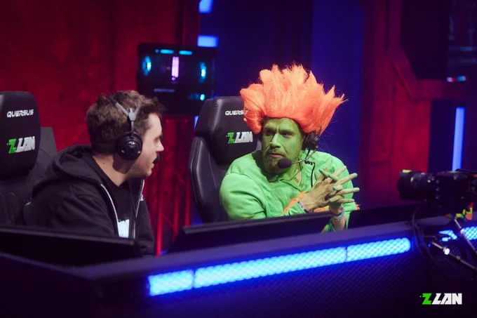 Photo de ZeratoR et MisterMV déguisé en Blanka au cast de Street FIghter VI