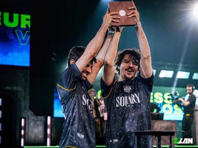 Lockness et Oslo qui soulèvent le trophée lors de leur victoire à la ZLAN 2026