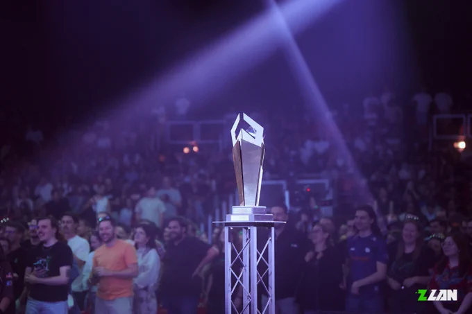 Photo du trophée au milieu de la scène avec le public en arrière plan 