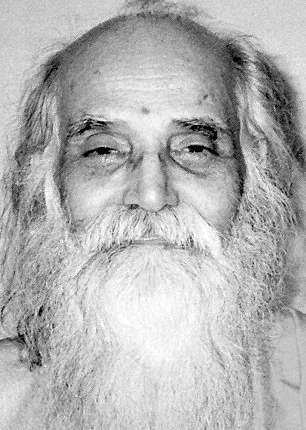 18-05-2026

அன்பர்களின் கேள்விகளும் அருள்தந்தையின் பதில்களும்

❓ கேள்வி: சுவாமிஜி! எண்ணத்திற்கு அளவுமுறை மிகுதல், முரண்படாது இருத்தல் என்பது எப்படிப் பொருந்தும்?

✅ பதில்: எண்ணத்தை அலட்சியப்படுத்த முடியாது, ஒரு எண்ணம் தோன்றும் போது அது பல கோடிச்செல்களை இணைத்துக் கொண்டு அந்தக் காட்சிகளை ஒளி, நிழல் என்ற அளவிலே வடிவத்தை எடுக்கிறது.

அங்கே நம் ஜீவகாந்த சக்தி செலவாகிறது. ஒரு தடவை எண்ணிவிட்டோம் என்றால், நாம் நினைக்காமலே மீண்டும் மீண்டும் எழுந்து, எழுந்து அடங்கும். இவ்வாறு பல தடவை எழும்போது, அந்த எண்ணமானது ஒவ்வொரு தடவையும் வலுப்பட்டுச் செயலைச் செய்வதற்கு உடல் செல்களையும் தூண்டி விடும்.

ஆகவே எண்ணத்திற்கும் அளவு வேண்டும். உடல் தேவைகளை முடிப்பதற்கும் மற்றுமுள்ள கடமைகளை ஆற்றுவதற்குமாக எண்ணங்களைக் கட்டுப்படுத்திக் கொள்ளலாம். எண்ணம்தானே என்று அலட்சியமாகப் பல எண்ணங்களையும் அவற்றை ஒட்டிய ஆசைகளையும் ஏற்படுத்திக் கொண்டால், அவை நம்முடைய செயல்களைத் தூண்டும் அளவிற்குக் கொண்டு வந்து விடும்.

பற்று, பாசம் இவைகளின் மூலமாக அதிகமான எண்ணங்களை இரவு பகலாக நாம் எண்ணிக் கொண்டே இருக்கிறோம். ஒவ்வொரு எண்ணத்திற்கும் 