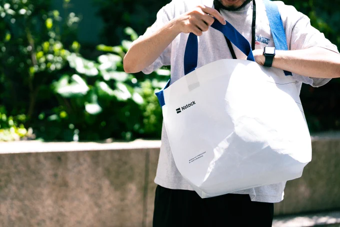 めっちゃいい袋2を斜めがけしている男性の写真