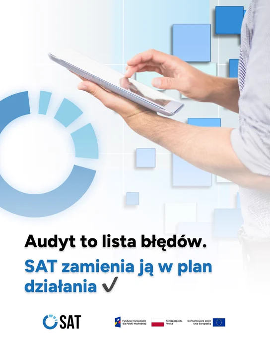 Audyt to lista błędów, którą SAT zamienia w plan działania. Osoba korzysta z tabletu, co symbolizuje analizę i planowanie działań.
