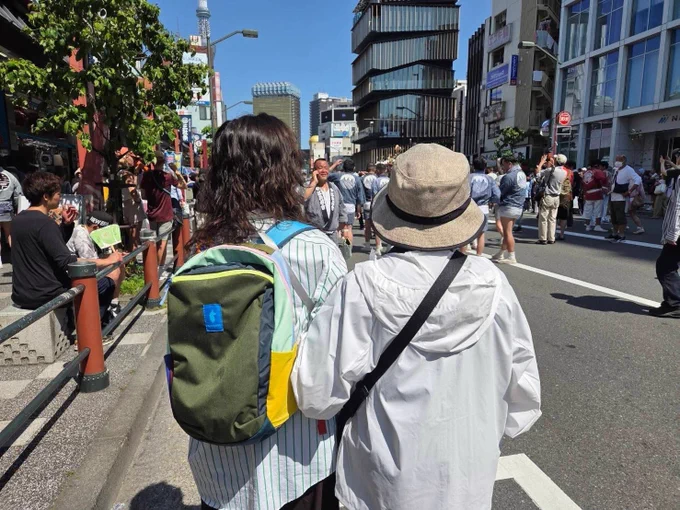 母と腕を組んで仲良し