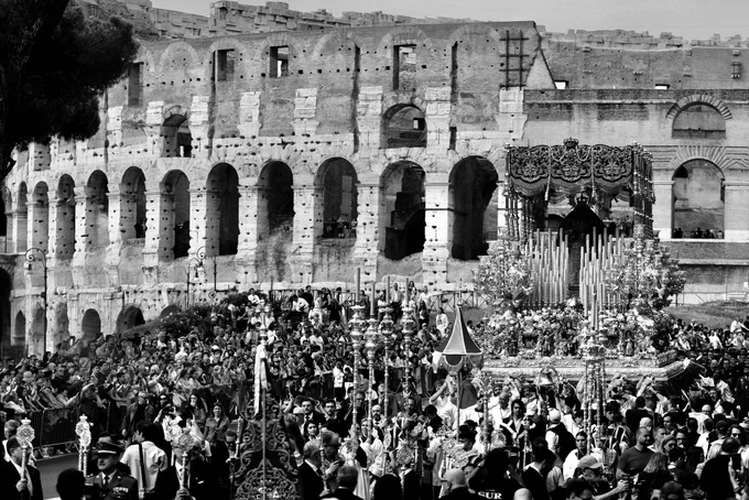 Un año después de la gran procesión de Roma, ve la luz este foto libro. Cuesta tanto resumir en imágenes todo lo vivido en aquella experiencia única. 
Fe y devoción, al ver a la Esperanza por las calles de Roma.
Y en la mejor compañía de @Miguelferrary e @ia_castillo #SpesRomae
Foto: Álex Zea