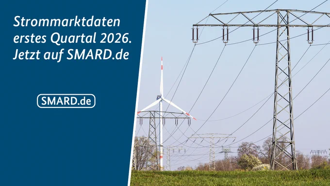 Im linken Bereich steht in weißer Schrift auf blauem Hintergrund: "Strommarktdaten erstes Quartal 2026. Jetzt auf smart.de"
Rechts sind Strommasten und eine Windenergieanlage zu sehen.