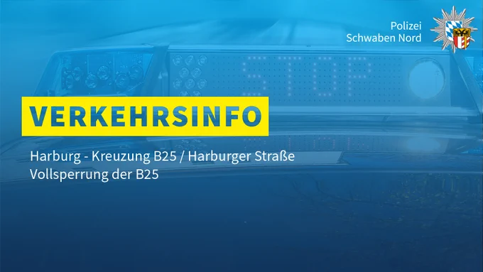 Das Bild zeigt ein eingeschaltetes Anhalte-Signal „STOP“ auf einem Polizeistreifenwagen. Das Foto hat ein blaues Overlay mit der gelben Überschrift „Verkehrsinfo“. Oben rechts befindet sich ein Polizeistern. 
