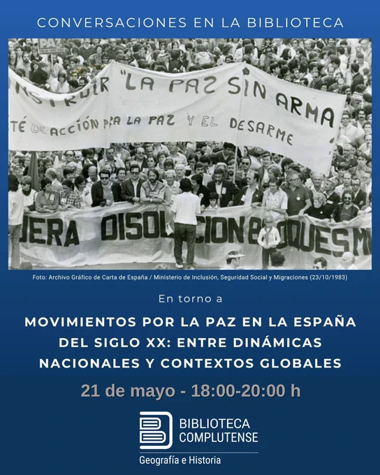 Imagen con fondo azul oscuro para difundir la actividad "Conversaciones en la biblioteca" de mayo, cuyo título es «Movimientos por la paz en la España del siglo XX: entre dinámicas nacionales y contextos globales», de la Biblioteca de Geografía e Historia. En la parte superior hay una fotografía en blanco y negro de la época en la que salen muchas personas manifestándose con pancartas. En la parte inferior figura la información textual (título de la actividad, fecha y hora de celebración) y debajo el logo de la Biblioteca.