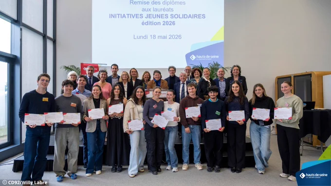 Marie-Laure Godin , Vice-Présidente en charge des relations et coopération internationales, des affaires européennes, a remis les certificats d’attribution de subventions aux lauréats de la 18ᵉ édition du dispositif Initiatives Jeunes Solidaires.