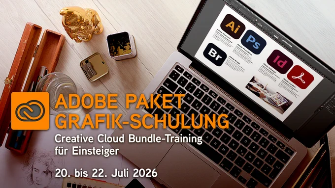 Ein Laptop, auf dem ein Layout einer Broschüre zu sehen ist, welche mit Adobe Illustrator, Photoshop, InDesign und Adobe Acrobat gestaltet wurde. Darüber der Text „Adobe Paket Grafik-Schulung. Creative Cloud Bundle-Training vom 20. bis 22. Juli 2026.“

