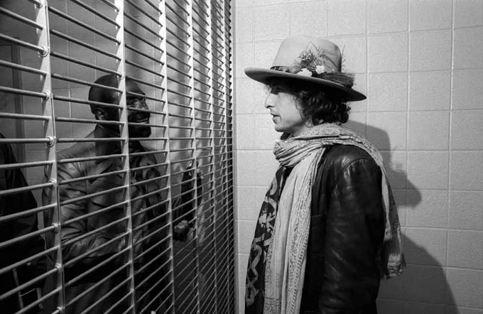 Photograph of Bob Dylan meeting boxer Rubin Hurricane Carter, who was in prison at the time. 