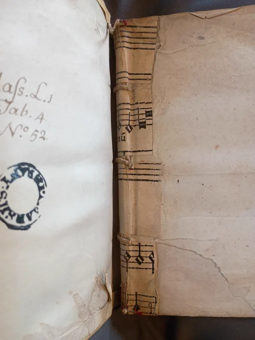 Photo showing of the inside cover, spine lining and flyleaf of Lettere volgari di Aldo Manucci (Roma, 1592), the letters of Aldus Manutius teh younger.