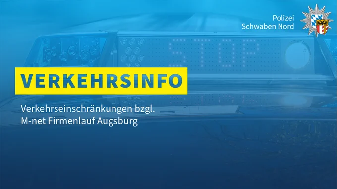Das Bild zeigt ein eingeschaltetes Anhalte-Signal „STOP“ auf einem Polizeistreifenwagen. Das Foto hat ein blaues Overlay mit der gelben Überschrift „Verkehrsinfo“. Oben rechts befindet sich ein Polizeistern. 
