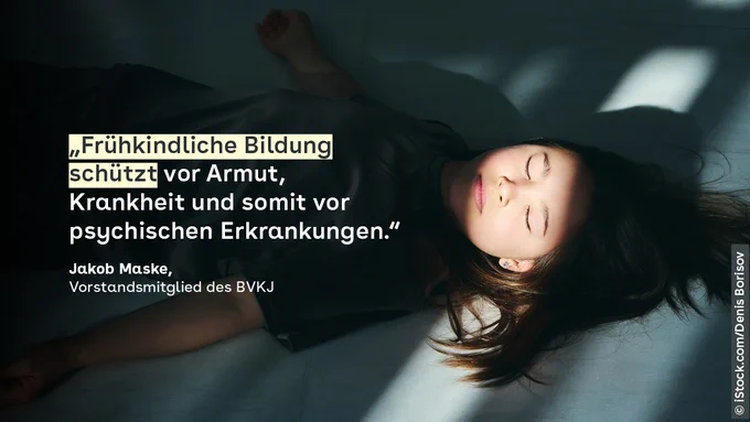 Auf dem Boden liegt ein Kind mit langen Haaren und geschlossenen Augen. Auf ihr Gesicht fällt ein Sonnenstrahl. 