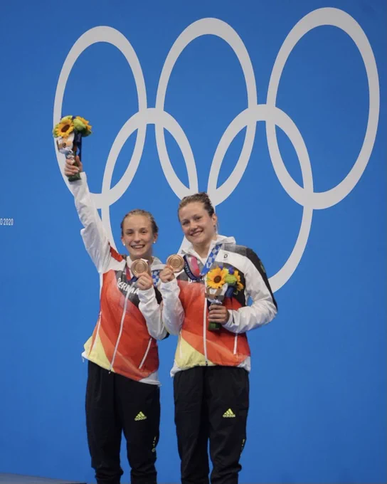 Lena and her diving partner at the 2020 Tokyo Olympics with their bronze medals