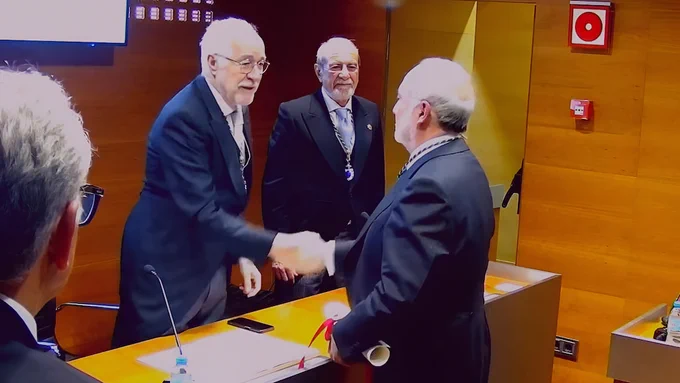 Prof. Eugenio Oñate shakes hands with a representative of the Spanish Royal Academy of Engineering after his induction as a full member, during the formal ceremony held in Madrid on 19 May, 2026.