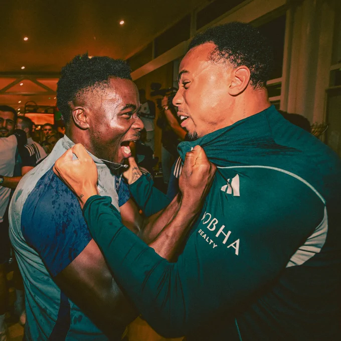 Bukayo Saka and Gabriel Magalhaes grab each other.