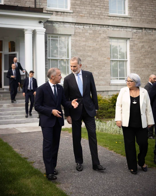 Prime Minister Carney walks with His Majesty King Felipe VI of Spain and Her Excellency the Right Honourable Mary Simon, Governor General of Canada.