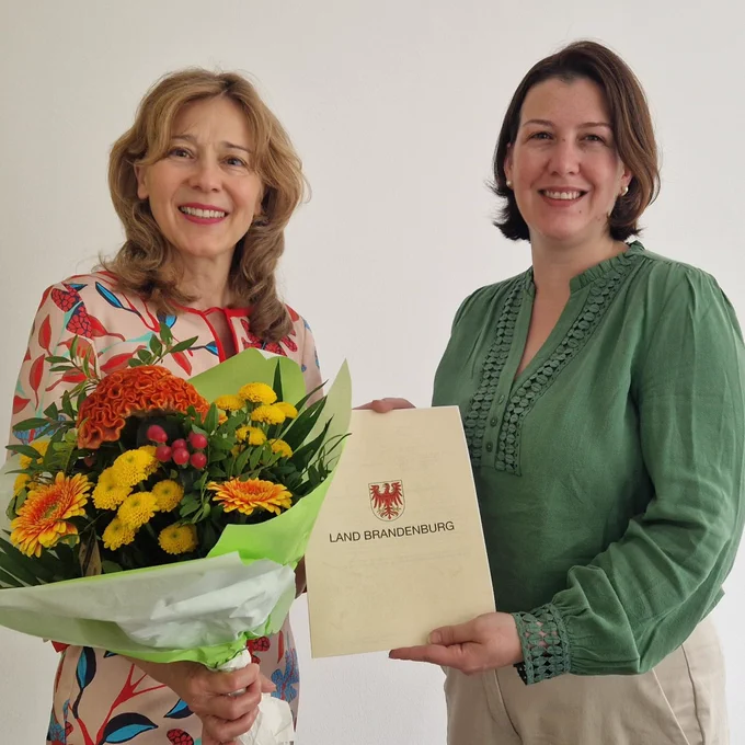 Staatssekretärin Isabelle Haß (r.) überreicht Dr. Jana Steinke die Ernennungsurkunde zur Leiterin der Brandenburgischen Landeszentrale für politische Bildung.