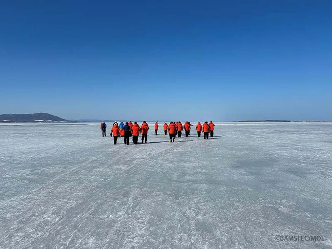 凍結したサロマ湖上での歩行訓練