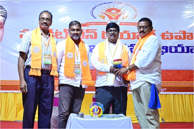 పండిట్ దీన్ దయాళ్ ఉపాధ్యాయ ప్రశిక్షణ మహాభియాన్ – 2026

పార్వతీపురం జిల్లా కేంద్రంగా నిర్వహించిన పండిట్ దీన్ దయాళ్ ఉపాధ్యాయ ప్రశిక్షణ మహాభియాన్ – 2026 కార్యక్రమం అత్యంత ఘనంగా, కార్యకర్తల్లో నూతన ఉత్సాహాన్ని నింపుతూ విజయవంతంగా కొనసాగింది. 18 మే 2026 ఉదయం 09.00 గంటల నుండి 19 మే సాయంత్రం 05.00 గంటల వరకు పార్వతీపురం మెయిన్ రోడ్డులోని లయన్స్ క్లబ్‌లో జరిగిన ఈ జిల్లా స్థాయి ప్రశిక్షణ శిబిరానికి రాష్ట్ర, జిల్లా పథాధికారులు, జిల్లా అధ్యక్షులు మరియు జిల్లా ప్రశిక్షణ జట్టు సభ్యులు హాజరై కార్యక్రమాన్ని విజయవంతం చేశారు.

ఈరోజు నిర్వహించిన శిక్షణ కార్యక్రమంలో తొమ్మిదో కాలాంశంగా “రాష్ట్రీయ స్వయంసేవక్ సంఘ్ – వివిధ క్షేత్రాలు” అనే అంశంపై ఉపన్యసించడం జరిగినది. 
ప్రసంగంలో సంఘ్ వివిధ క్షేత్రాల్లో దేశ నిర్మాణానికి చేస్తున్న సేవలను, సమాజంలో జాతీయ చైతన్యాన్ని పెంపొందించడంలో సంఘ్ పాత్రను, సేవా కార్యక్రమాల ద్వారా సాధిస్తున్న సామాజిక సమగ్రతను విశదీకరించి, కార్యకర్తలు సమాజంతో మమేకమై దేశభక్తి, సేవాభావం, క్రమశిక్షణతో పని చేయాలని పిలుపుని ఇవ్వడం జరిగినది. 

సంఘ్ యొక్క ప్రధాన లక్ష్యం
• హిందూ సమాజ సంఘటన
• దేశభక్తి పె