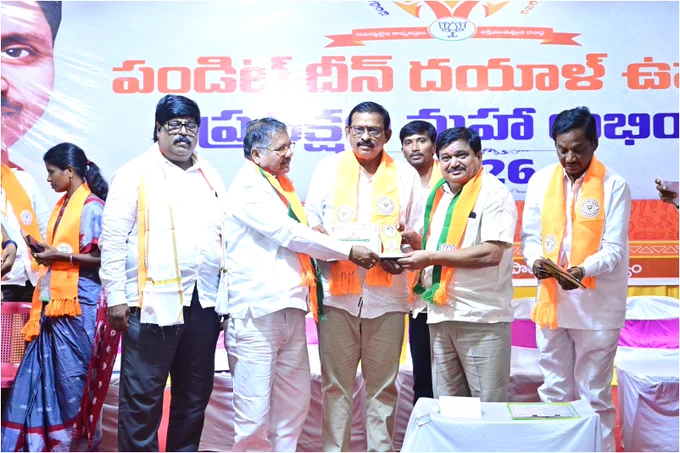 సంఘ్ యొక్క ప్రధాన లక్ష్యం
• హిందూ సమాజ సంఘటన
• దేశభక్తి పెంపొందించడం
• క్రమశిక్షణ
• సేవాభావం
• సాంస్కృతిక జాతీయత
• వ్యక్తి నిర్మాణం ద్వారా దేశ నిర్మాణం అని తెలియచేయడం జరిగినది. 
సంఘ్ యొక్క అసలు బలం
సంఘ్ బలం భవనాల్లో లేదు…
సంఘ్ బలం అధికారంలో లేదు…
సంఘ్ బలం సంపదలో లేదు…
సంఘ్ బలం — సంఘటనలో ఉంది.
శాఖ → నగరం → జిల్లా → రాష్ట్రం → దేశ స్థాయి వరకు అద్భుతమైన నిర్మాణం ఉంటుంది అని,
సంఘ్ పనితీరులో:
• బైఠకలు
• శిక్షణ శిబిరాలు
• కార్యశాలలు
• ప్రవాసాలు
• సేవా కార్యక్రమాలు
• కార్యాలయ వ్యవస్థ
• క్రమశిక్షణ
ఇవి అత్యంత ప్రాముఖ్యత పొందాయి అని తెలియచేశాను.
ఈ శిక్షణ మహాభియాన్ కార్యకర్తల్లో సిద్ధాంతపరమైన అవగాహనను పెంపొందించడంతో పాటు, భవిష్యత్ కార్యాచరణకు మార్గదర్శకంగా నిలిచింది.
Vijayananda Reddy Neelapu
BJP Andhra Pradesh
BJP Srikakulam District
BJP Visakhapatnam District
Bjp4visakhapatnam
BJP Manyam Parvathipuram District 