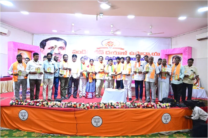 సంఘ్ యొక్క ప్రధాన లక్ష్యం
• హిందూ సమాజ సంఘటన
• దేశభక్తి పెంపొందించడం
• క్రమశిక్షణ
• సేవాభావం
• సాంస్కృతిక జాతీయత
• వ్యక్తి నిర్మాణం ద్వారా దేశ నిర్మాణం అని తెలియచేయడం జరిగినది. 
సంఘ్ యొక్క అసలు బలం
సంఘ్ బలం భవనాల్లో లేదు…
సంఘ్ బలం అధికారంలో లేదు…
సంఘ్ బలం సంపదలో లేదు…
సంఘ్ బలం — సంఘటనలో ఉంది.
శాఖ → నగరం → జిల్లా → రాష్ట్రం → దేశ స్థాయి వరకు అద్భుతమైన నిర్మాణం ఉంటుంది అని,
సంఘ్ పనితీరులో:
• బైఠకలు
• శిక్షణ శిబిరాలు
• కార్యశాలలు
• ప్రవాసాలు
• సేవా కార్యక్రమాలు
• కార్యాలయ వ్యవస్థ
• క్రమశిక్షణ
ఇవి అత్యంత ప్రాముఖ్యత పొందాయి అని తెలియచేశాను.
ఈ శిక్షణ మహాభియాన్ కార్యకర్తల్లో సిద్ధాంతపరమైన అవగాహనను పెంపొందించడంతో పాటు, భవిష్యత్ కార్యాచరణకు మార్గదర్శకంగా నిలిచింది.
Vijayananda Reddy Neelapu
BJP Andhra Pradesh
BJP Srikakulam District
BJP Visakhapatnam District
Bjp4visakhapatnam
BJP Manyam Parvathipuram District 