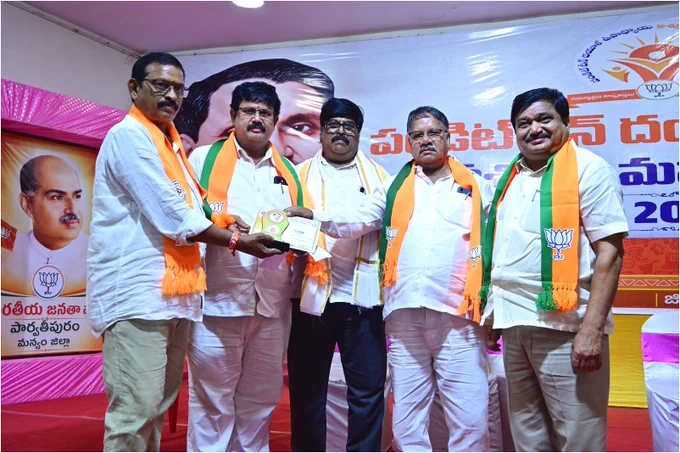 సంఘ్ యొక్క ప్రధాన లక్ష్యం
• హిందూ సమాజ సంఘటన
• దేశభక్తి పెంపొందించడం
• క్రమశిక్షణ
• సేవాభావం
• సాంస్కృతిక జాతీయత
• వ్యక్తి నిర్మాణం ద్వారా దేశ నిర్మాణం అని తెలియచేయడం జరిగినది. 
సంఘ్ యొక్క అసలు బలం
సంఘ్ బలం భవనాల్లో లేదు…
సంఘ్ బలం అధికారంలో లేదు…
సంఘ్ బలం సంపదలో లేదు…
సంఘ్ బలం — సంఘటనలో ఉంది.
శాఖ → నగరం → జిల్లా → రాష్ట్రం → దేశ స్థాయి వరకు అద్భుతమైన నిర్మాణం ఉంటుంది అని,
సంఘ్ పనితీరులో:
• బైఠకలు
• శిక్షణ శిబిరాలు
• కార్యశాలలు
• ప్రవాసాలు
• సేవా కార్యక్రమాలు
• కార్యాలయ వ్యవస్థ
• క్రమశిక్షణ
ఇవి అత్యంత ప్రాముఖ్యత పొందాయి అని తెలియచేశాను.
ఈ శిక్షణ మహాభియాన్ కార్యకర్తల్లో సిద్ధాంతపరమైన అవగాహనను పెంపొందించడంతో పాటు, భవిష్యత్ కార్యాచరణకు మార్గదర్శకంగా నిలిచింది.
Vijayananda Reddy Neelapu
BJP Andhra Pradesh
BJP Srikakulam District
BJP Visakhapatnam District
Bjp4visakhapatnam
BJP Manyam Parvathipuram District 