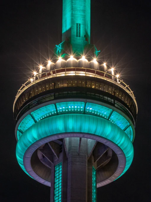 Closeup of the CN Tower at night lit teal / Gros plan de la Tour CN illuminée en sarcelle la nuit 