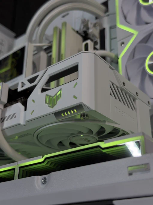 RYZEN 7 9800x3D 

BWIN 32GB 6000MHz CL36 

P310 2TB 7100MB/s 

ASUS ROG STRIX B850-A 

ASUS TUF RTX 5070 TI WHITE 16GB 

CORSAIR RM850e GOLD ATX3.1 

THERMALRGHIT STREAM VISION 360MM LCD 

LIAN LI VISION COMPACT 

WX-1 8x Psc

-

ASIAHORSE 24PIN   12PIN
