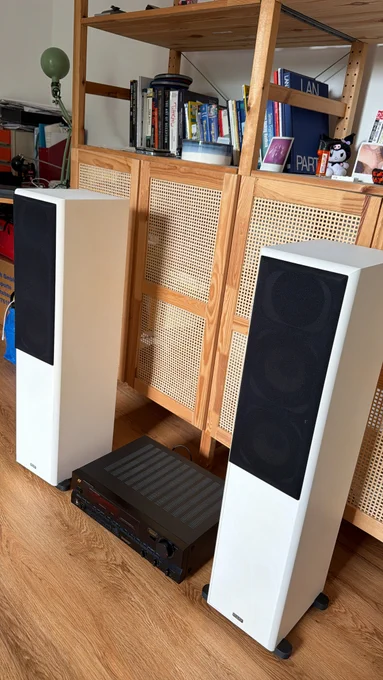 two white mohr sl20 and a random analog audio receiver on the floor in front of a shelf