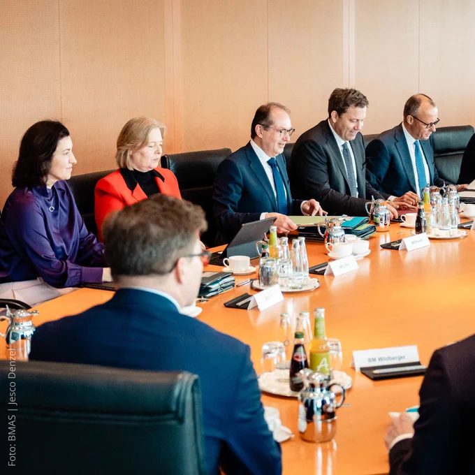 Bundesministerin Bärbel Bas sitzt an einem großen Konferenztisch. Links neben ihr sitzt Forschungsministerin Dorothee Bär. Recht neben ihr sitzen Innenminister Alexander Dobrindt, Finanzminister Lars Klingbeil und Bundeskanzler Friedrich Merz. 