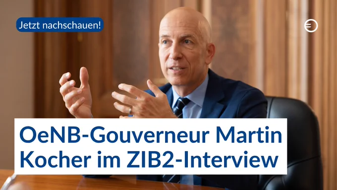 Ein Mann in einem dunklen Anzug, der in die Kamera blickt und Gesten mit seinen Händen macht.