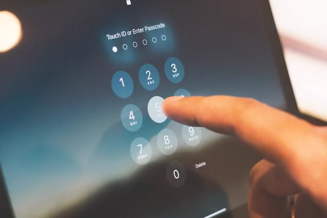 9 navad za boljšo varnost gesel.
Tukaj pa je prvi namig: če uvedete navadi 8 in 9, dejansko prvih sedem navad postane samodejnih.
Preberite, katere so te navade in kako narediti svoje digitalno življenje varnejše. 