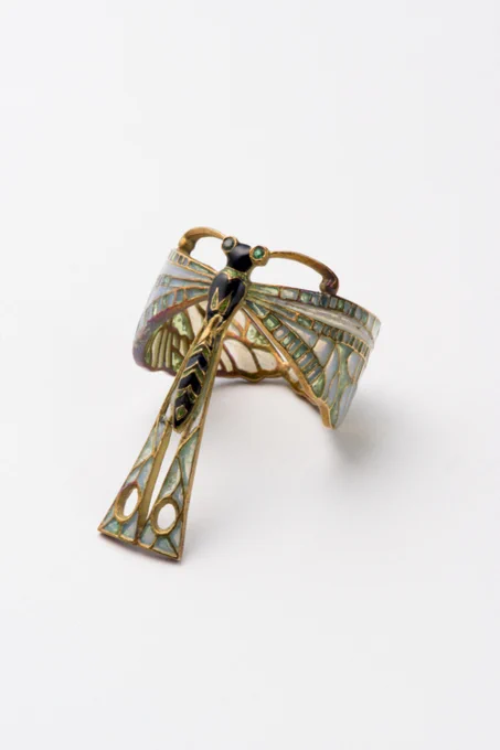 リュシアン・ガイヤール《トンボのプリカジュール》 1900年頃、エメラルド、エナメル、金、橋本コレクション　撮影：©上野則宏