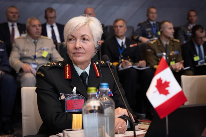 La générale Jennie Carignan, chef d’état-major de la défense du Canada, participe à la séance du Comité militaire en session des chefs d’état-major de la défense au siège de l’OTAN, à Bruxelles, le 19 mai 2026.