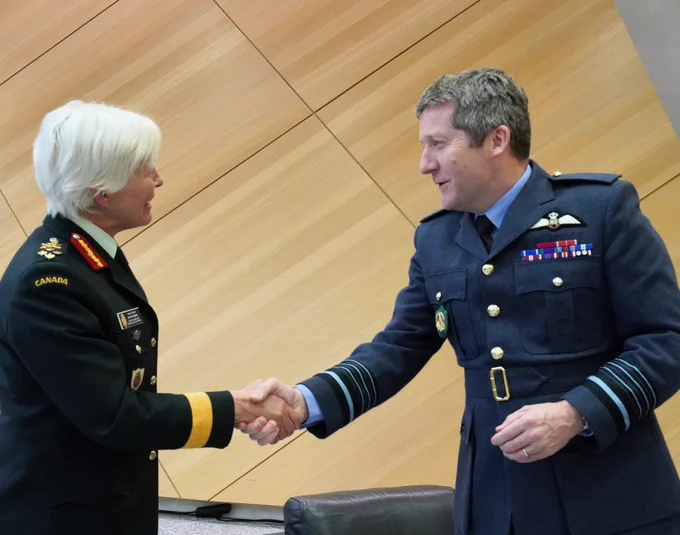 En marge de la séance du Comité militaire en session des chefs d’état-major de la défense, la chef d’état-major de la défense du Canada, la générale Jennie Carignan, et le commandant suprême adjoint des Forces alliées en Europe (DSACEUR), le maréchal en chef de l’Air Sir Johnny Stringer, se rencontrent au siège de l’OTAN, à Bruxelles, le 19 mai 2026.