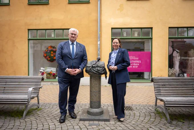 Andrij Sybiha och Maria Malmer Stenergard vid en staty i Kristianstad.