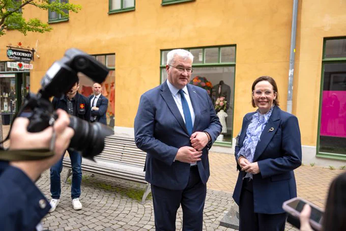 Andrij Sybiha och Maria Malmer Stenergard framför fotografer.