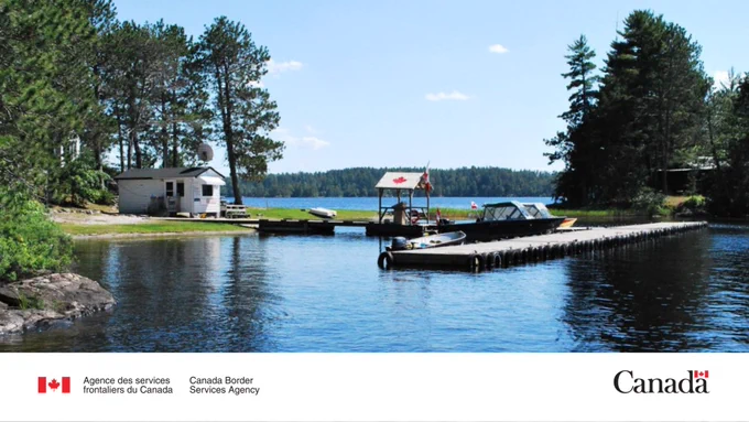 Un petit bâtiment et un quai au point d'entrée de l'ASFC de Lac Sand Point.