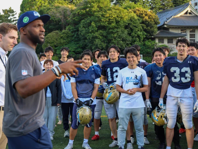 Cliff Avril speaks to the Univ. of Tokyo football team. 