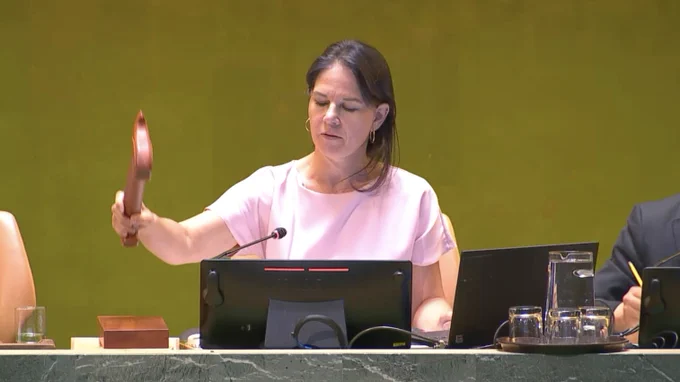 General Assembly adopts resolution "Advisory opinion of the International Court of Justice on the obligations of States in respect of climate change"