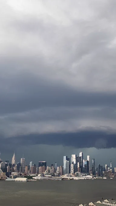 Dangerous weather is approaching New York City with a severe thunderstorms and lightning.

#severweather
#empirestatebldg #clouds #Manhattan #NewYork #stormwatch #storm #weatherchannel #weather   #wind #severestorm #newjersey #ny1 #news12nj #stormteam4ny

