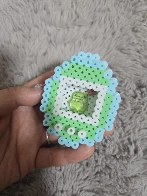 アイロンビーズにハマる娘作のたまごっち🥚
写真下手くそで見えないですが、層になってるんですよ〜