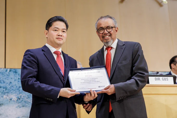 WHO Director-General Dr Tedros Adhanom Ghebreyesus presents a World No Tobacco Day award to Department of Legislation, Ministry of Health of Socialist Republic of Viet Nam, during the Plenary meeting at the 79th World Health Assembly in Geneva, Switzerland on 19 May 2026. Copyright: © WHO / Antoine Tardy