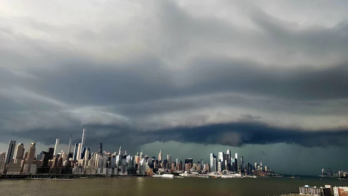 Severe weather over New York City with a thunderstorms and lightning tonight.

#severweather
#Manhattan #NewYork 
#empirestatebldg #clouds  #stormwatch #storm #weatherchannel #weather   #wind #severestorm #newjersey #ny1 #news12nj #stormteam4ny