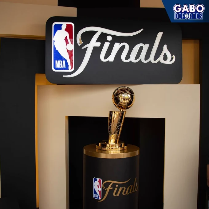 Una foto del Trofeo Larry O'Brien