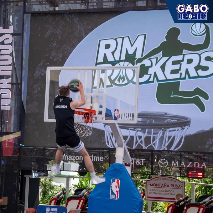 Una foto de una clavada de un mimebro de Rim Rockers