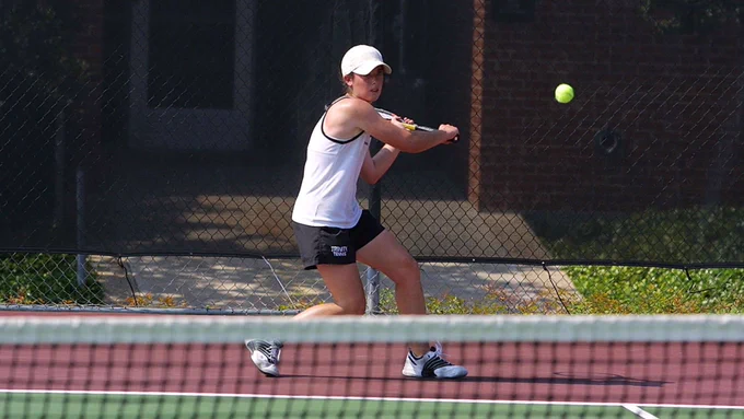 Lindsay Smith playing tennis at Trinity