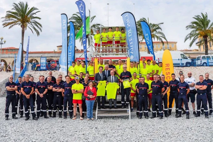 🏖️ La saison des plages est lancée !
Dès ce week-end, les plages niçoises passent sous surveillance. Nageurs-sauveteurs, postes de secours, conseils de prévention… tout est en place pour que vous profitiez de la mer en toute sécurité et sérénité.