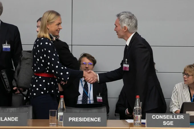 Foreign Minister Valtonen shaking hands in a meeting